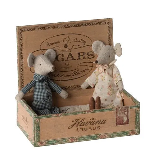 MAILEG - GRANDMA AND GRANDPA MICE IN A BOX